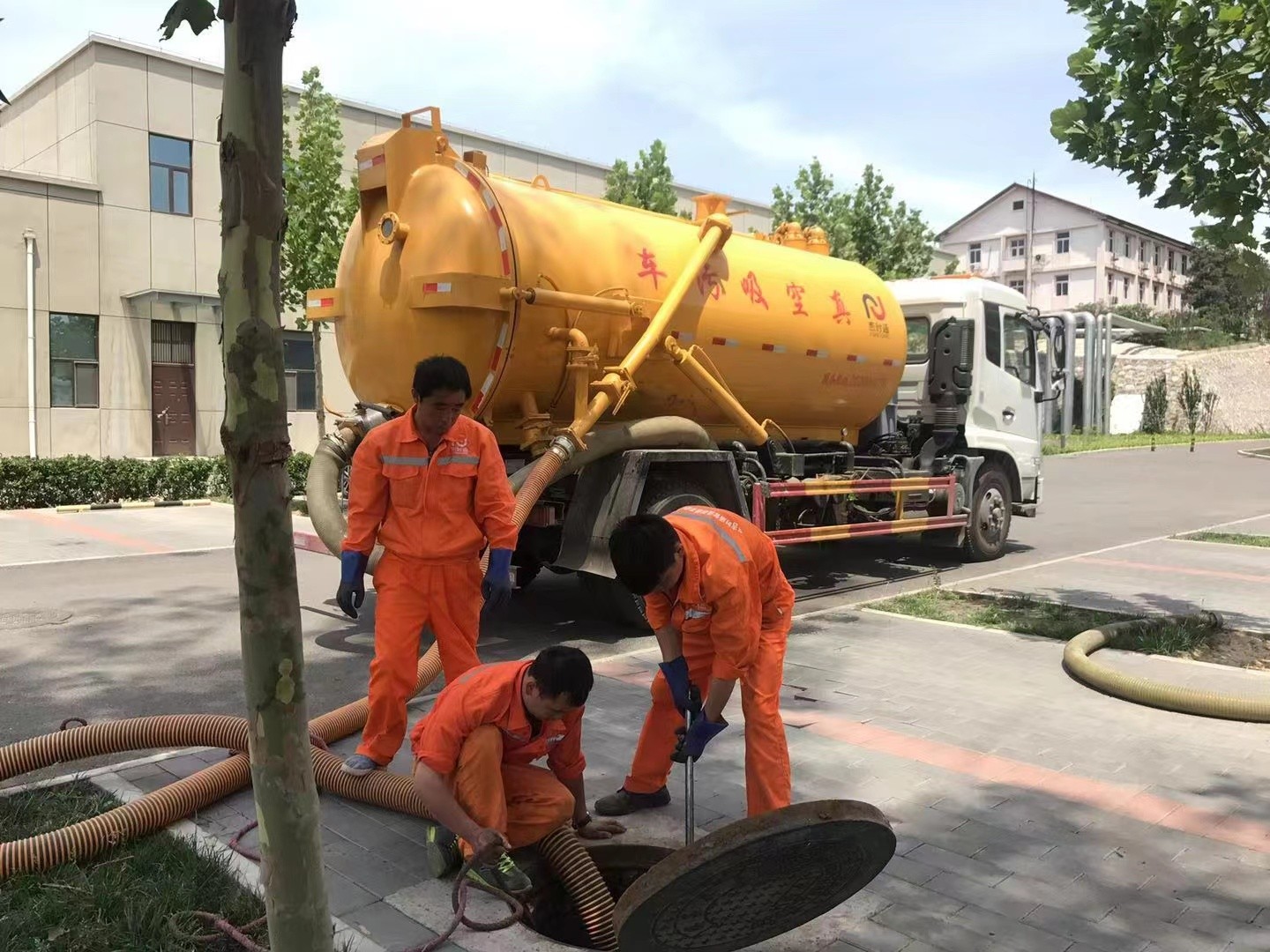 红花岗化粪池清理与5-8吨吸粪车施工效率分析